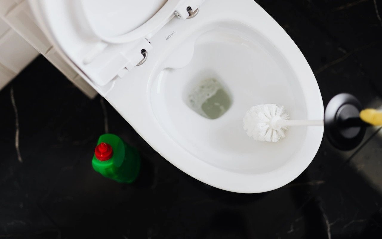 Slab pritisak vode u WC šolji