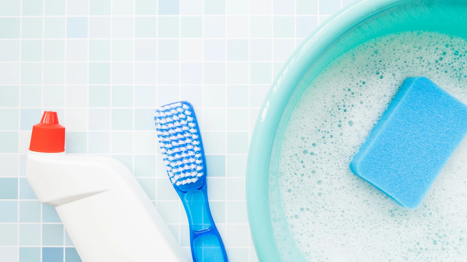 lavor pun vode i sunđerom, &scaron;etka za ribanje wc &scaron;olje i pakovanje sredstva za či&scaron;ćenje wc &scaron;olje