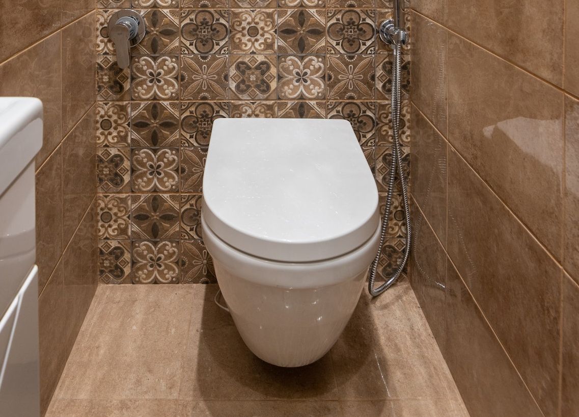 bela konzolna wc šolja u malom kupatilu