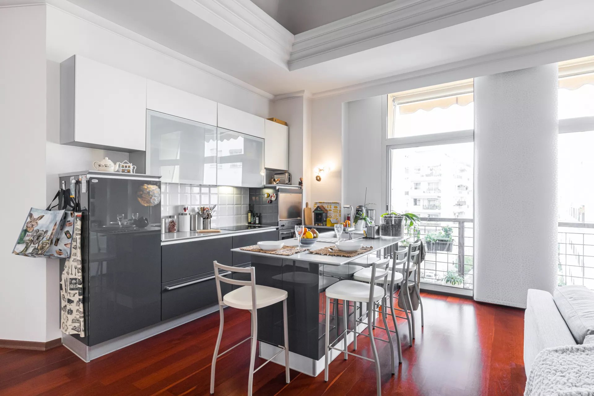 slika lepe bele kuhinje po meri