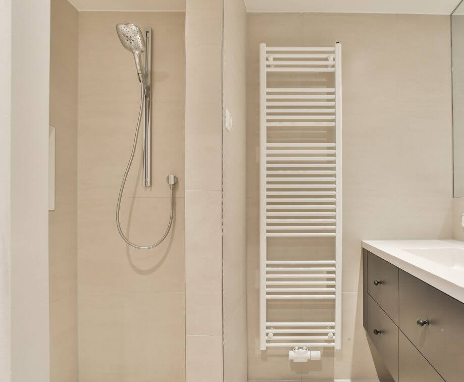 Mali toalet u smeđem dezenu sa tu&scaron; kabinom