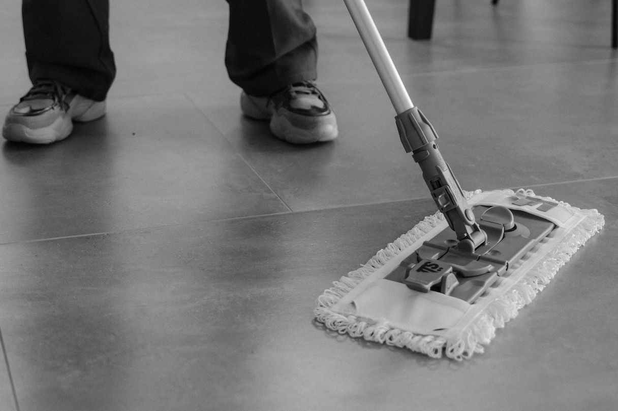 mu&scaron;karac čisti pločice džogerom