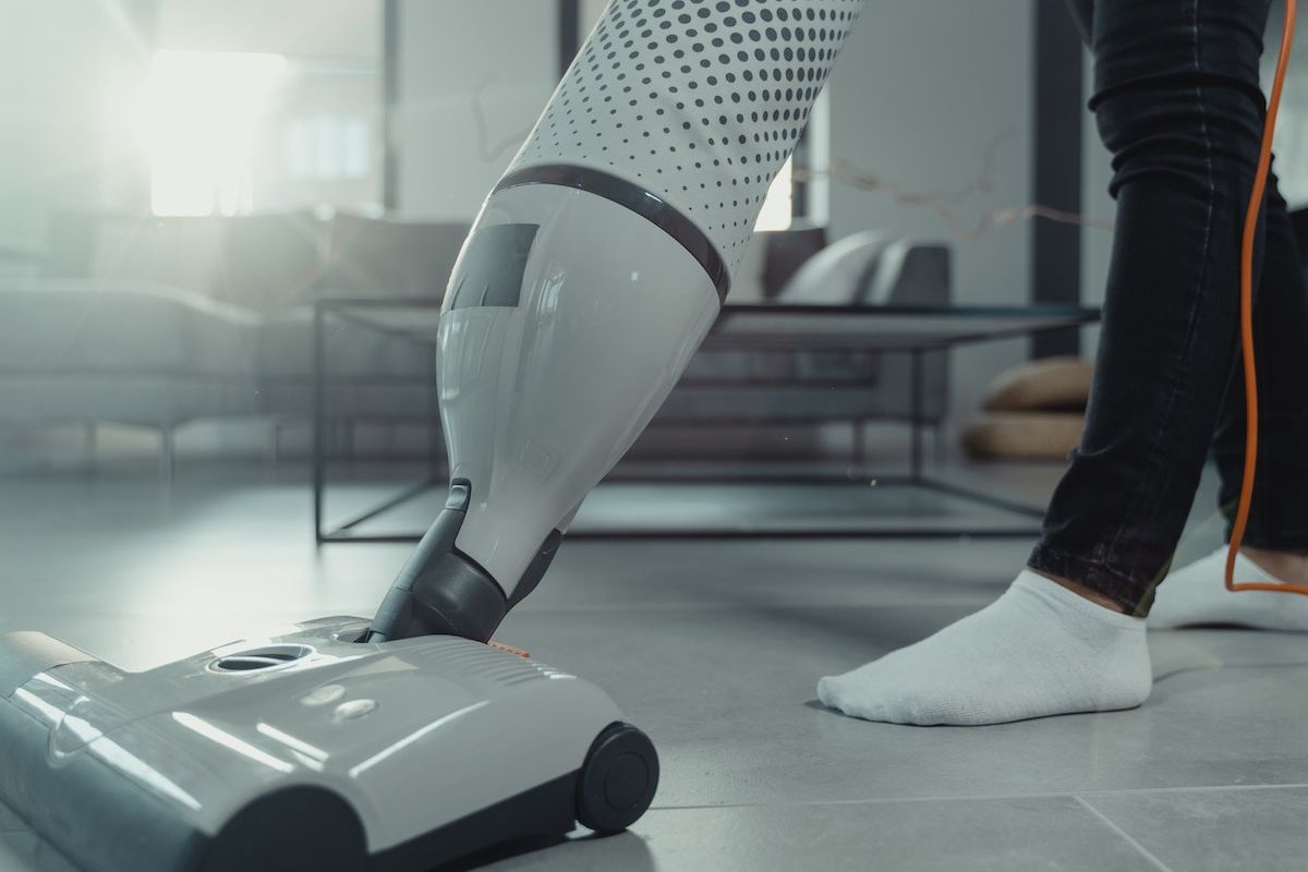 žena usisava pločice