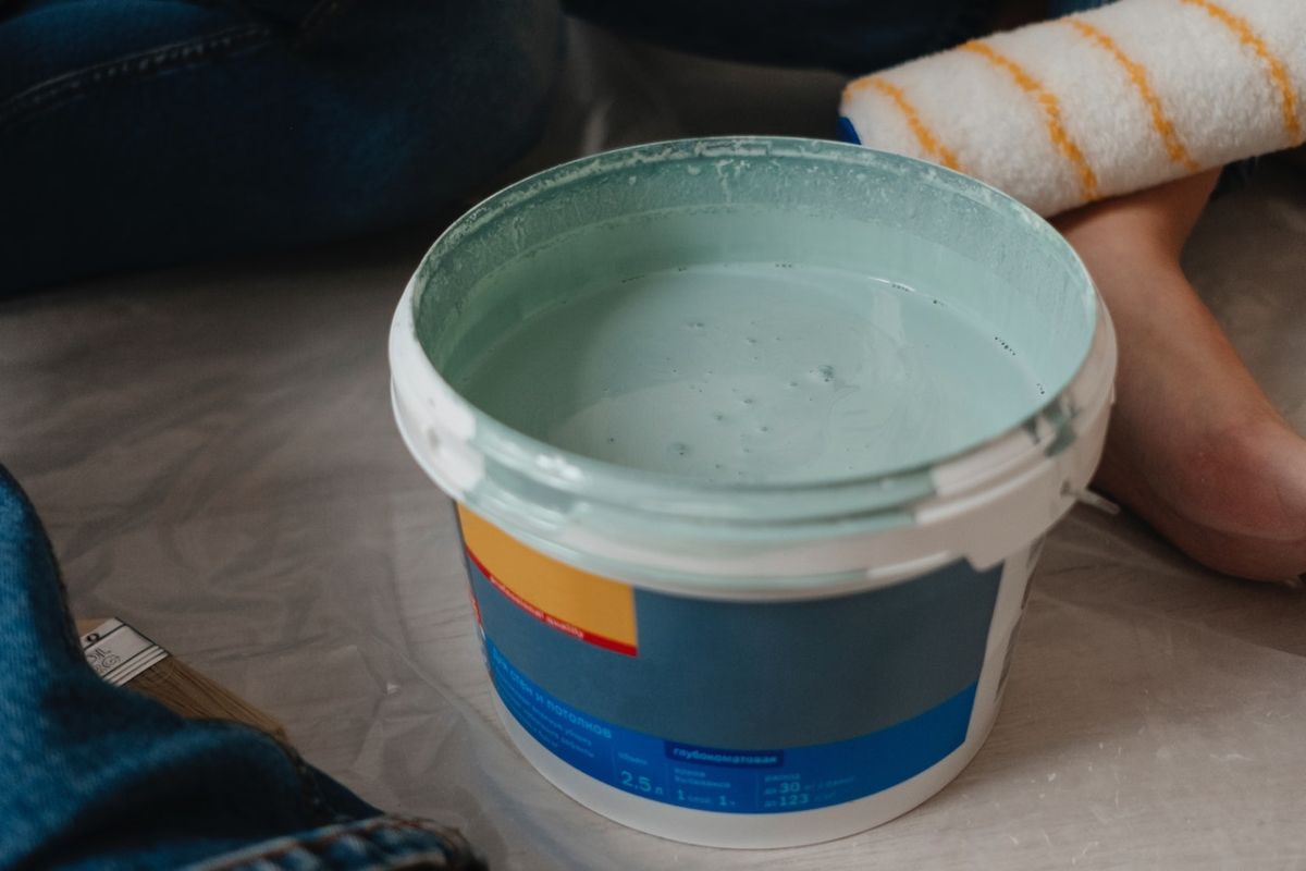 kanta sa svetlozelenom farbom za tu&scaron; kabinu