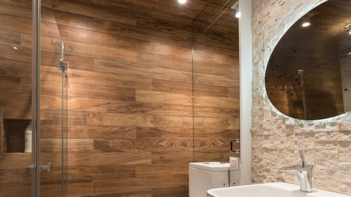 Tu&scaron; kabina sa pločicama imitacija drveta