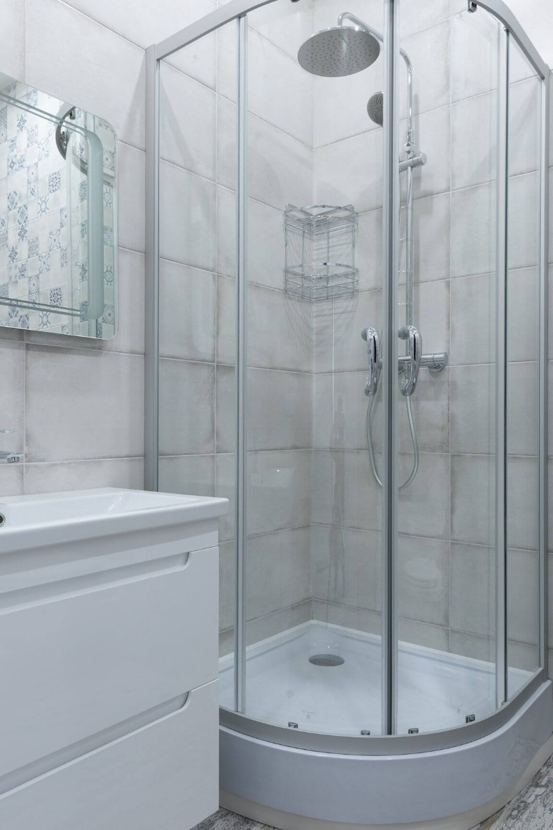 Malo kupatilo sa polukružnom tu&scaron; kabinon u uglu