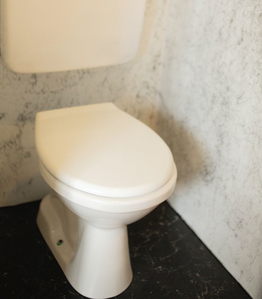 bela, klasična wc šolja