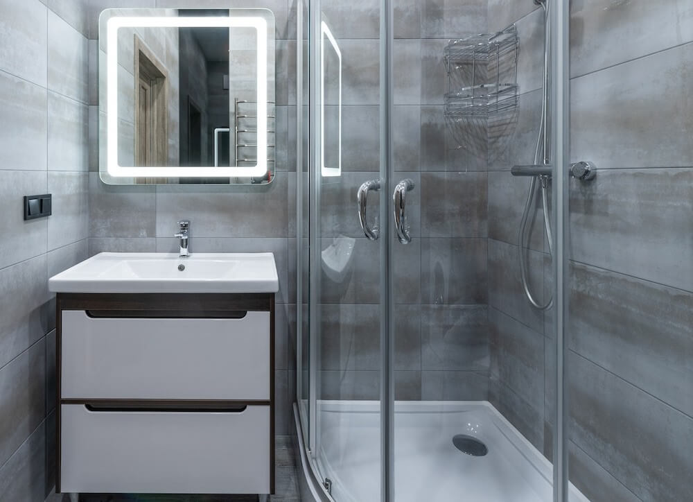 Kupatilo sa &scaron;irokom tu&scaron; kabinom