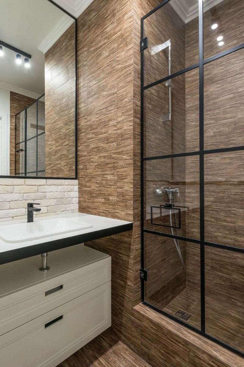 Smeđe kupatilo sa uzidanom tu&scaron; kabinom