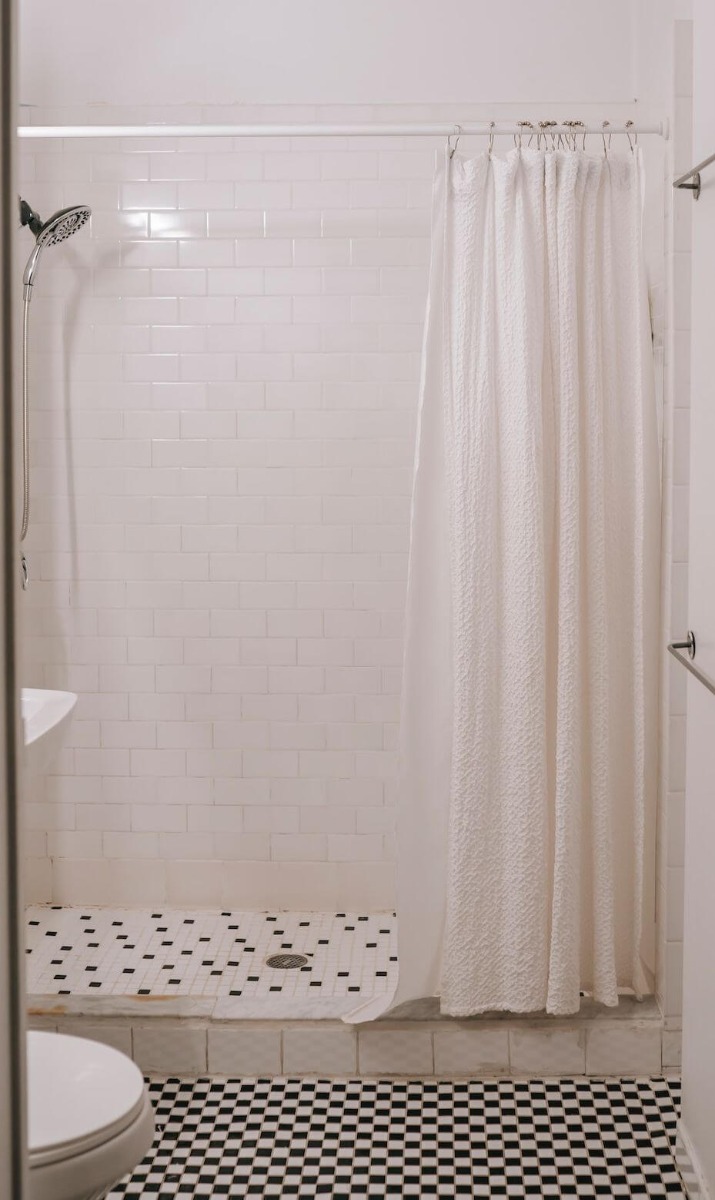 Tu&scaron; kabina u malom kupatilu sa tu&scaron; zavesom